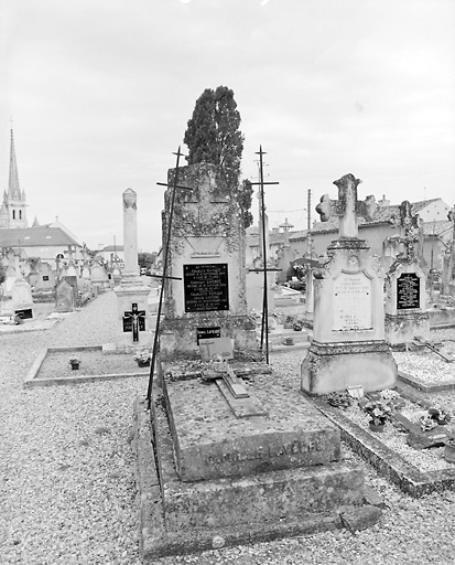 Première inhumation en 1898 pour la dalle. La stèle est plus tardive. Vue générale.