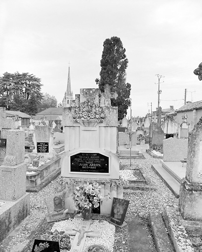 Première inhumation en 1951. Stèle ornée d'un vase de fleurs.