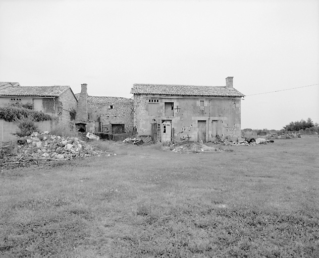 Vue générale, élévation antérieure du logement et four.