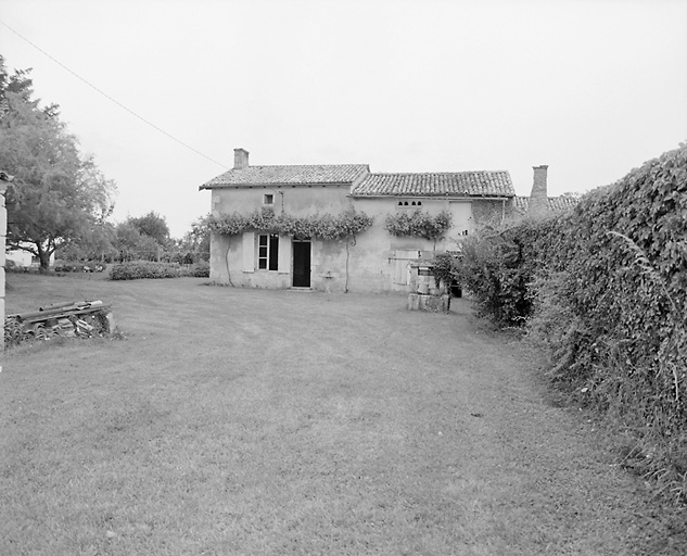 Vue générale, élévation antérieure du logement et de la remise, puits.