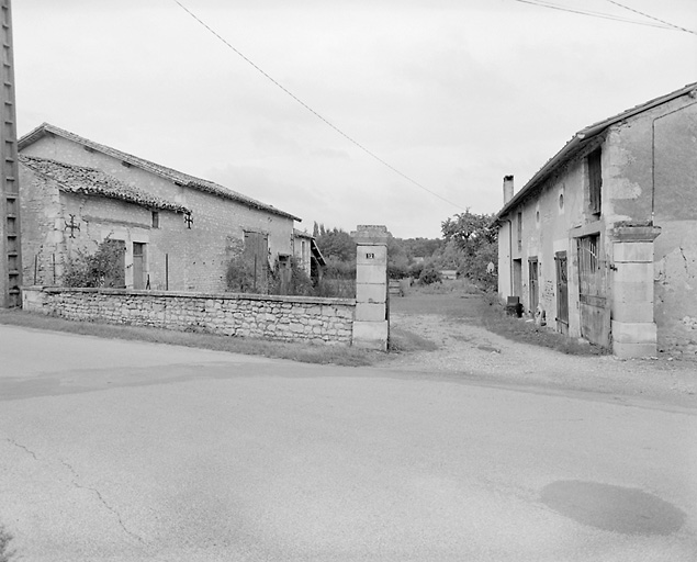 Dépendances, ensemble sur cour, portail à piles.