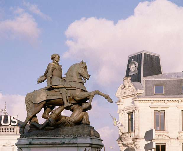 Profil droit de la statue équestre.