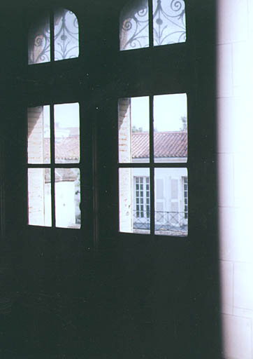 Fenêtre de l'aile droite vue de l'intérieur.