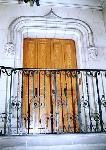 Porte sur la cage d'escalier.
