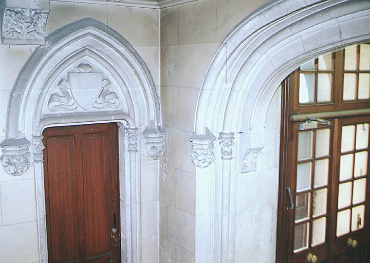 Porte et arc dans la cage d'escalier.
