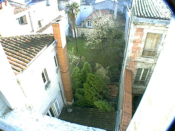 Vue depuis l'élévation postérieure vers le jardin.