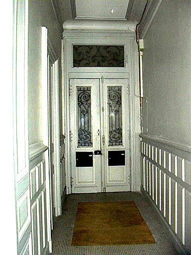 Couloir vu vers la porte d'entrée.