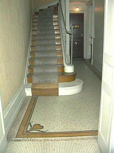 Rez-de-chaussée, sol en mosaïque et escalier.