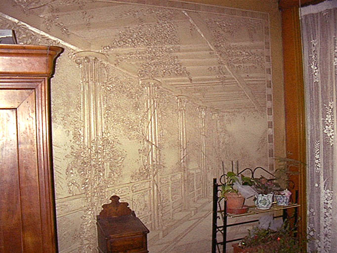 Premier étage, salon aux murs couvert de gypse, détail du mur nord.