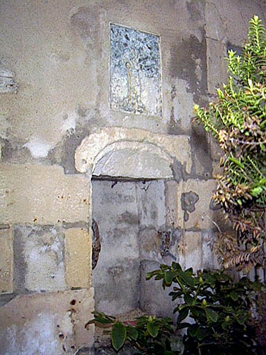 Corps de bâtiment postérieur, élévation sur cour, détail du puits et de l'enseigne de l'ancienne auberge du Chêne-Vert.