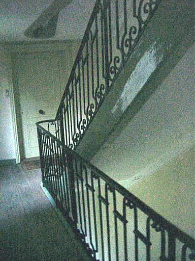 Escalier vu depuis l'étage.