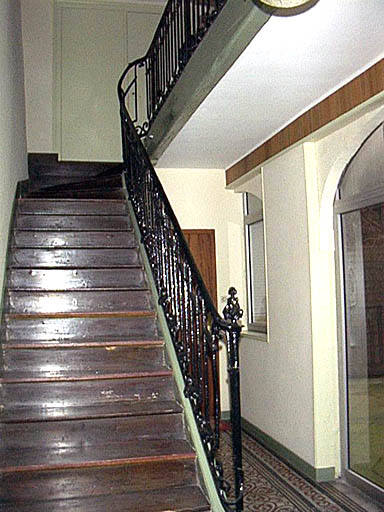 Escalier vu depuis le rez-de-chaussée.