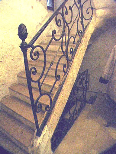 Rez-de-chaussée, escalier vu vers la cave et première volée vers le premier étage.