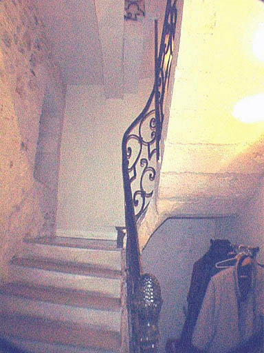 Escalier vu depuis le rez-de-chaussée vers le premier étage.