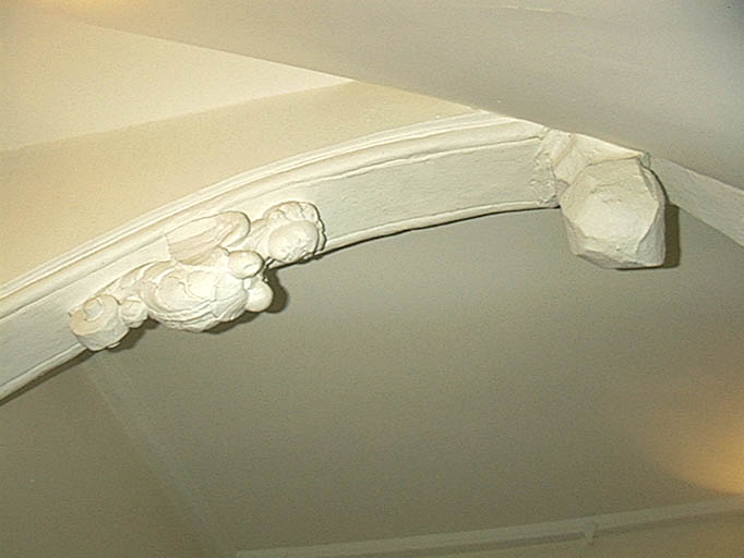Escalier, motif sculpté en bois au premier étage.