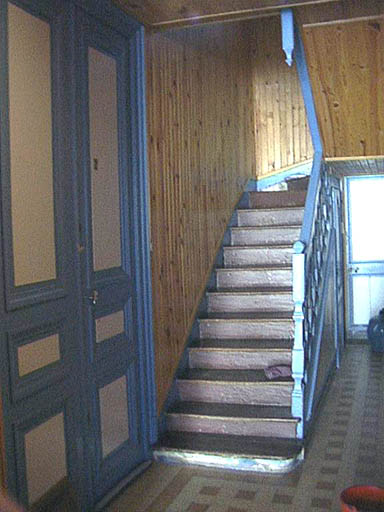 Couloir et escalier.