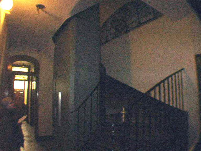 Couloir et escalier vus vers l'entrée.