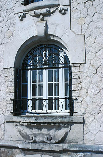 Façade, détail d'une fenêtre.