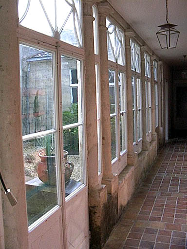 Galerie en bordure de cour.