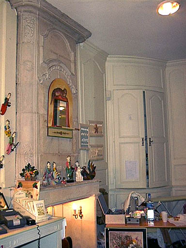 Corps de bâtiment sur rue, deuxième pièce en profondeur, cheminée en pierre et lambris.