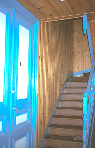 Couloir et escalier.