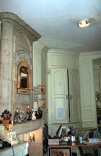 Corps de bâtiment sur rue, deuxième pièce en profondeur, cheminée en pierre et lambris.