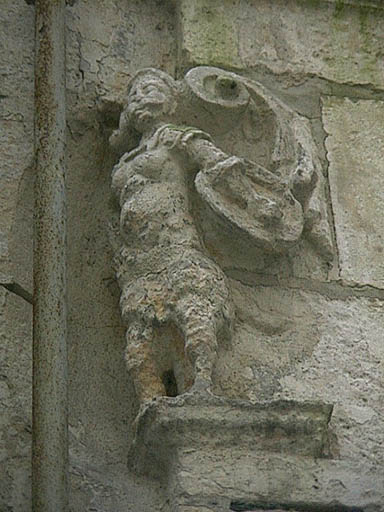 Corps de bâtiment annexe sur la cour, détail de al sculpture d'angle.