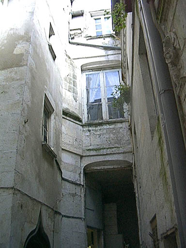 Corps de bâtiment antérieur et tour d'escalier, élévations sur cour.
