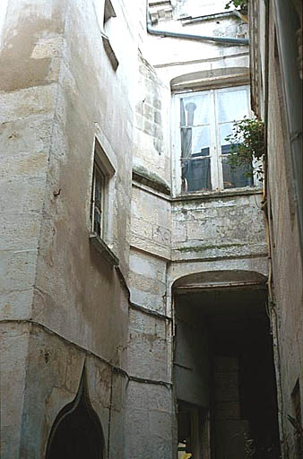 Corps de bâtiment antérieur et tour d'escalier, élévations sur cour.