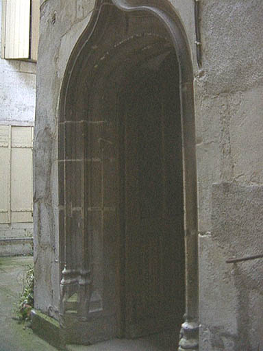 Tour d'escalier, porte sur la cour.