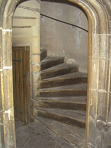 Escalier vu depuis le bas.