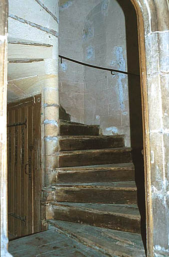 Escalier vu depuis le bas.