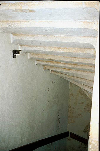 Escalier, dessous des marches vues depuis le premier étage.