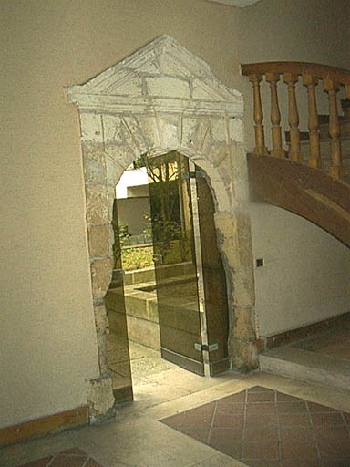 Bâtiment sur rue, ancienne porte sur cour d'un corps postérieur.