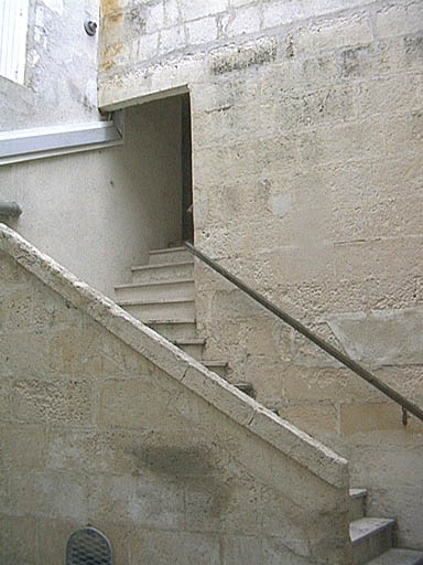Corps de bâtiment est sur cour et escalier extérieur.