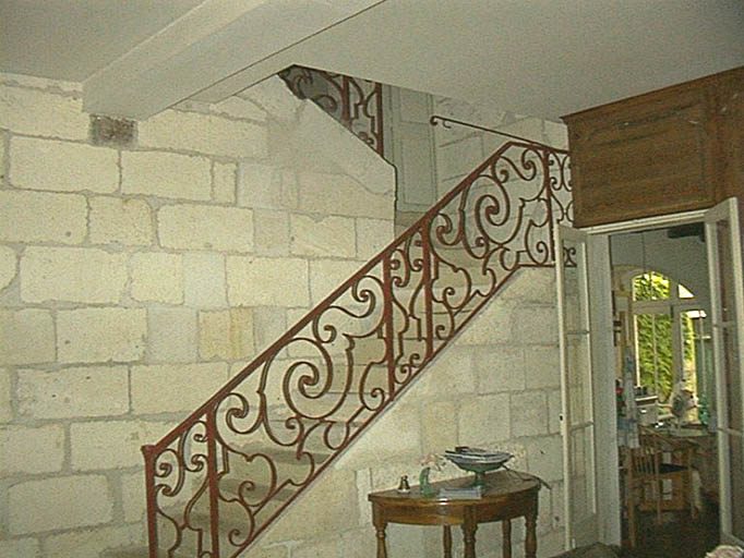 Escalier au rez-de-chaussée.