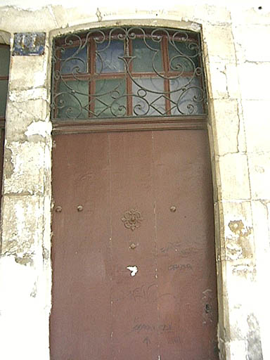 Façade, porte à imposte.