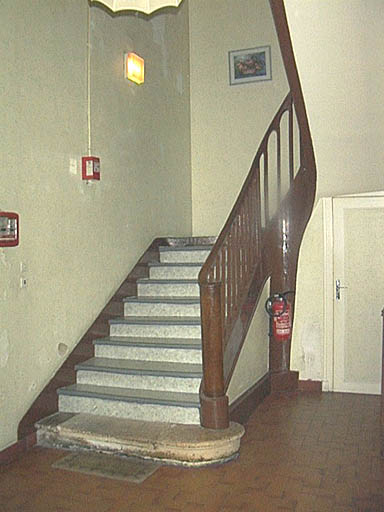 Ancien hôtel de Lacroix, angle nord-ouest, escalier.