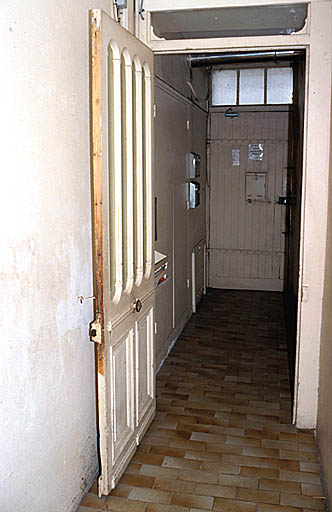 Couloir, porte intermédiaire dite barreau.