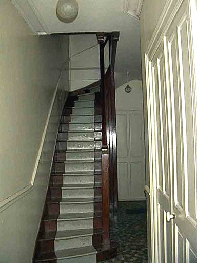 Couloir et escalier.