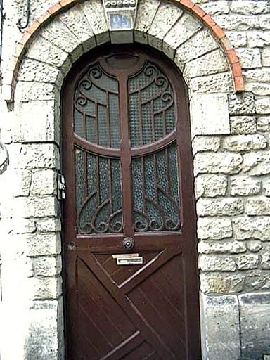 Façade, détail de la porte.