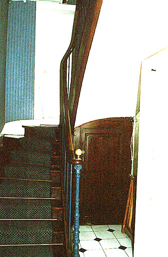 Escalier au rez-de-chaussée.