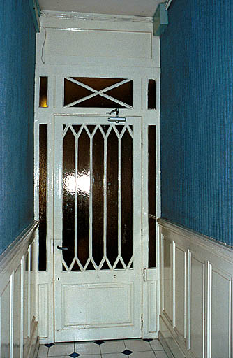 Porte dans le couloir dite barreau.