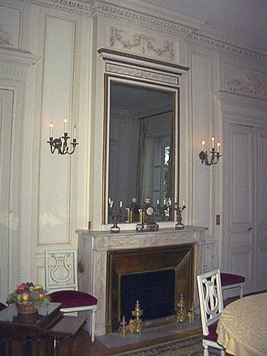 Etage, deuxième pièce depuis le sud, salle à manger, cheminée.