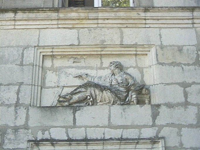 Elévation postérieure sur le jardin, avant-corps droit, relief à droite au-dessus de la fenêtre du premier étage : la Peinture.