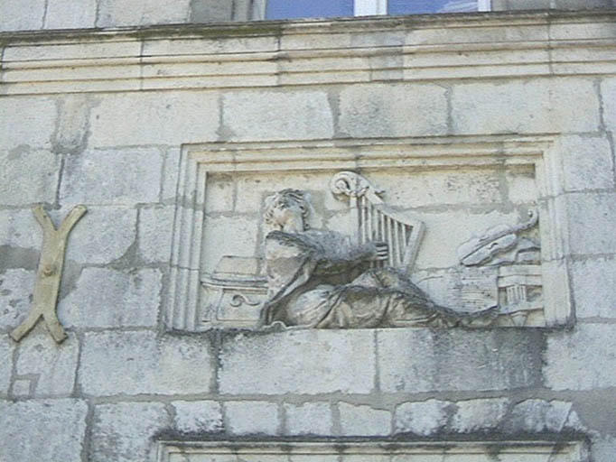 Elévation postérieure sur le jardin, avant-corps droit, relief à gauche au-dessus de la fenêtre du premier étage : la Musique.