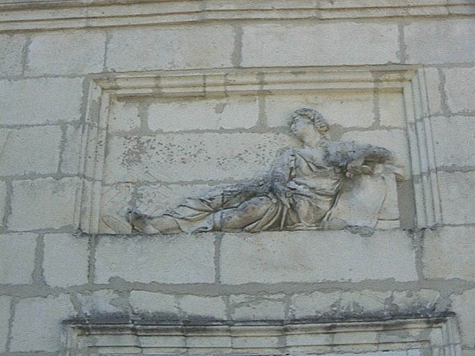 Elévation postérieure sur le jardin, avant-corps gauche, relief à droite au-dessus de la fenêtre du premier étage : l'Architecture.