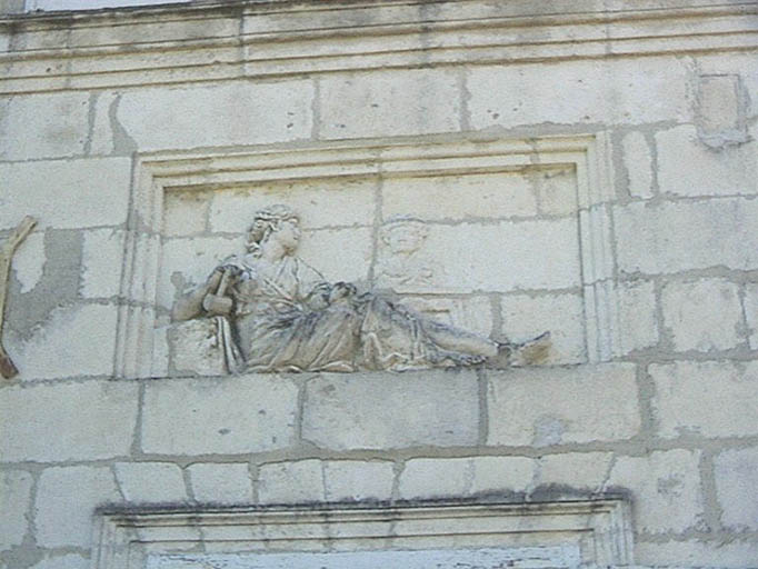 Elévation postérieure sur le jardin, avant-corps gauche, relief à gauche au-dessus de la fenêtre du premier étage : la Sculpture.