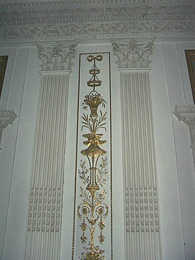 Grand salon, au centre, détail du décor des lambris.