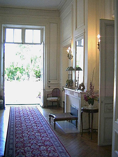 Vestibule entre le grand hall et le jardin, vue vers l'ouest.